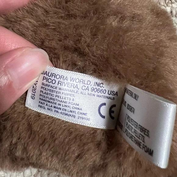 🦥AURORA: Small sloth plush with a heart “Hugs” saying. - Picture 4 of 8